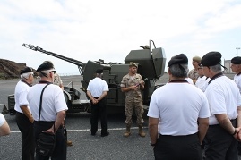 Jefe de pieza explicando el funcionamiento.