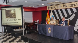 El Coronel impartiendo la conferencia