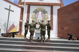 Colocando la corona en el acto de la AGBS.