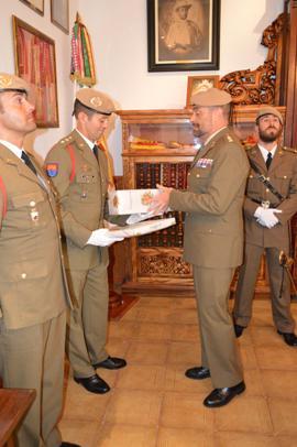 El Cor. Leiva entrega un obsequio al Tcol. S.-Tembleque