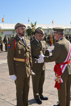 Entrega de diplomas de ascenso honorifico al Cap Gras y Cabo Herrera