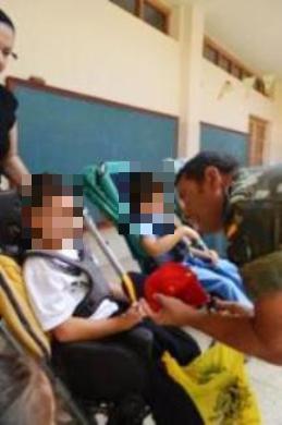 Entrega de un presente de FudeNaS