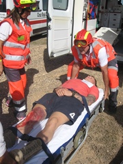 Evacuación de uno de los heridos.