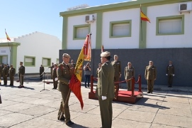 El Coronel Royo entrega la Bandera del Regimiento al TCol. García del Olmo