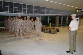 El Coronel dando la bienvenida al personal