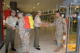 El Coronel recibiendo al personal.