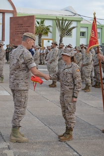 Entrega Bandera de mochila a la Capitán García