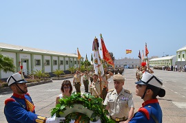 El General y la viuda colocan la corona.