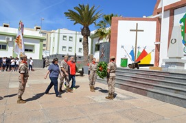 Dos profesores pusieron la corona.