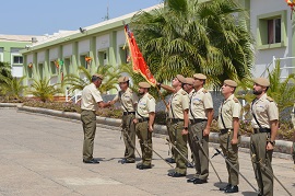 El Coronel saluda a los mandos de la parada militar