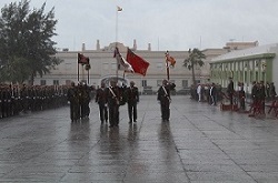 Guiones y banderines bajo la lluvia.