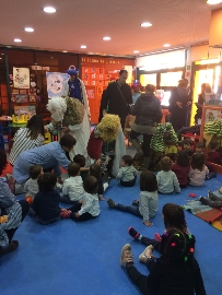 Reparto de regalos en preescolar.