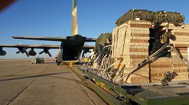 Carga de obus Light Gun embarcando en un T-10 para su lanzamiento