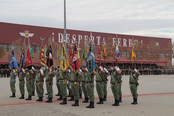 Los guiones y banderines de la BRIPAC en un momento del acto a los caídos