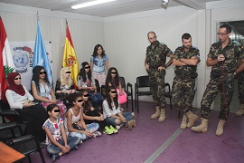 Los últimos ajustes antes de la videollamada