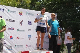 La Sargento Magdalena Omar recogiendo el premio como ganadora de la carrera en categoría femenina