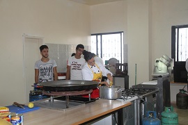 La Soldado Baena elaborando unas sabrosas y riquísimas torrijas