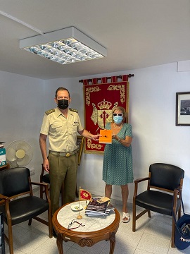 Entrega del libro al PAHUET