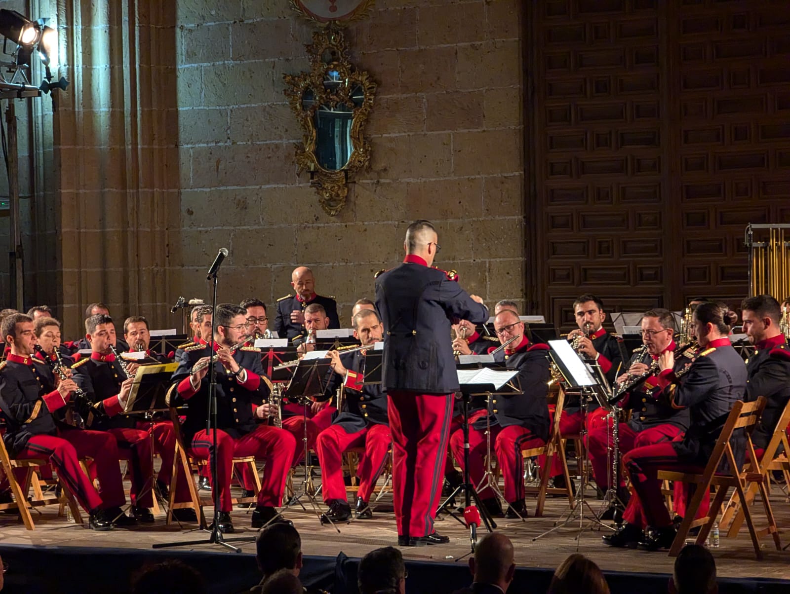 El pasado día 17 de octubre a las 19:30 horas en el trascoro de la Catedral de Segovia, frente a la capilla en la que se veneran las reliquias de San Frutos, se celebró la VI edición del concierto en homenaje a San Frutos, patrón de los segovianos. Concierto interpretado por la Unidad de Música del Regimiento ‘Inmemorial del Rey’ nº 1 y que organiza la Asociación ‘Conde de Gazola’. Conmemora también el 326º aniversario del nacimiento del fundador del Real Colegio de Artillería, el Conde de Gazola, el año 1764 en el Alcázar de Segovia.