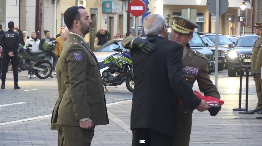 Arriado de bandera mensual RING8