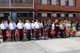 Componentes de la Real Hermandad de Veteranos presencian el acto.