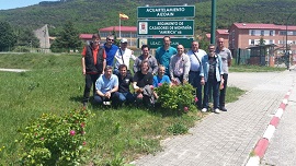 ''Los Cazadores de Montaña del 85'' junto a la entrada al acuartelamiento.
