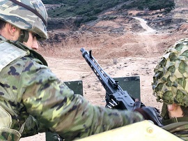 Tiro con ametralladora desde vehículo