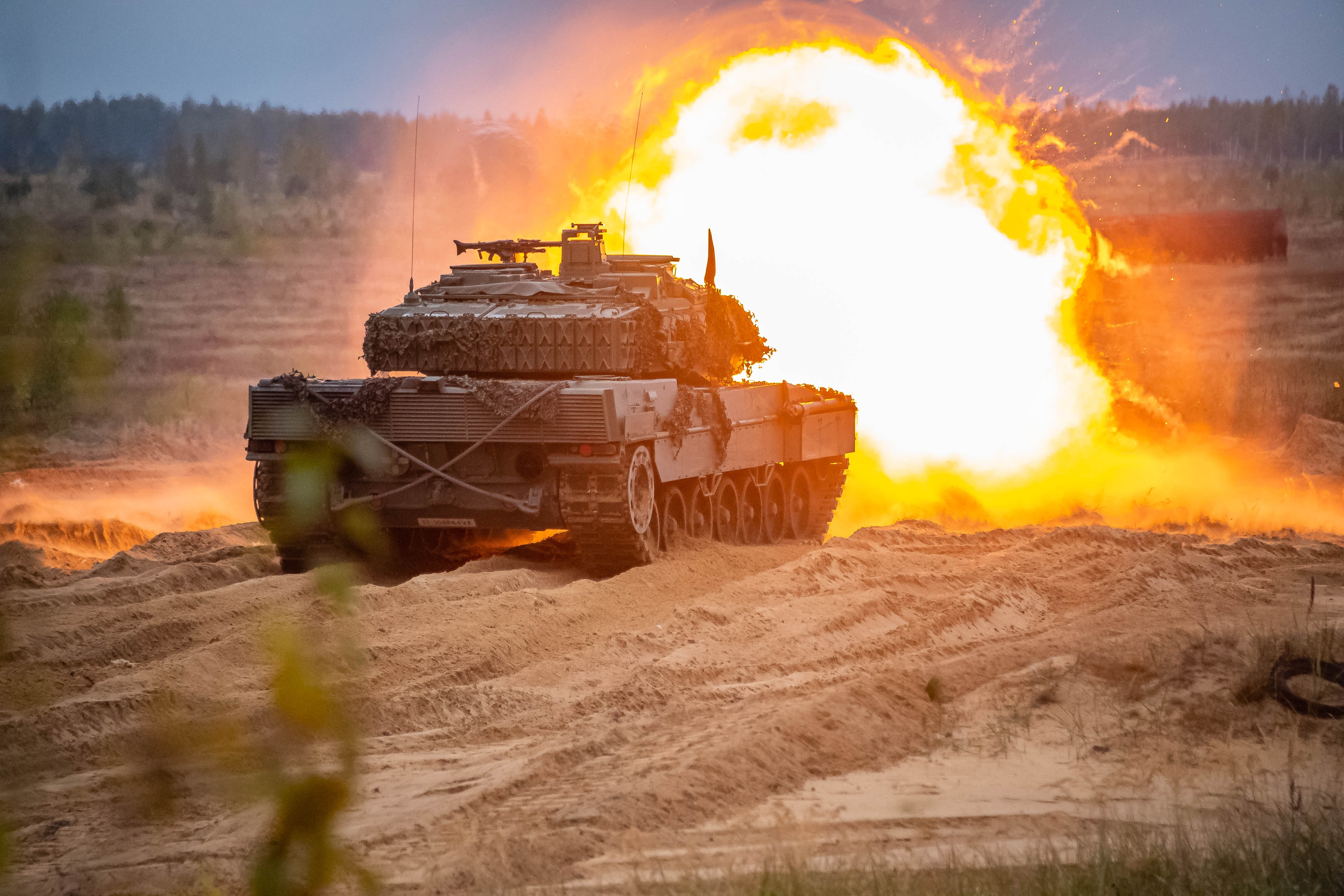 Leopardo 2E abriendo fuego.
