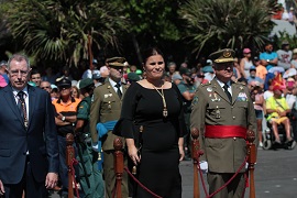 Honores a la representante de S.M. El Rey 