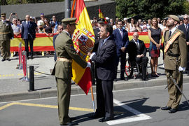 El alcalde hace entrega de la Bandera al coronel