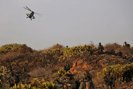 Helicópteros de ataque sobre las fuerzas de tierra