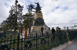 Homenaje a los caídos en el monumento en el Alcázar de Segovia