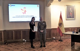 Entrega de la cédula a la nueva embajadora Marca Ejército