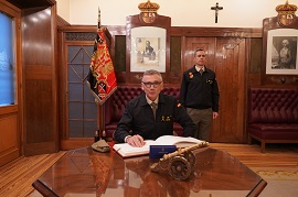 SEGENMADOC firmando el libro de honor de la ACART