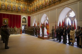 El jefe de estudios pronunciando la primera lección