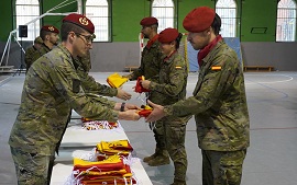 Bandera mochila a los alfereces alumnos