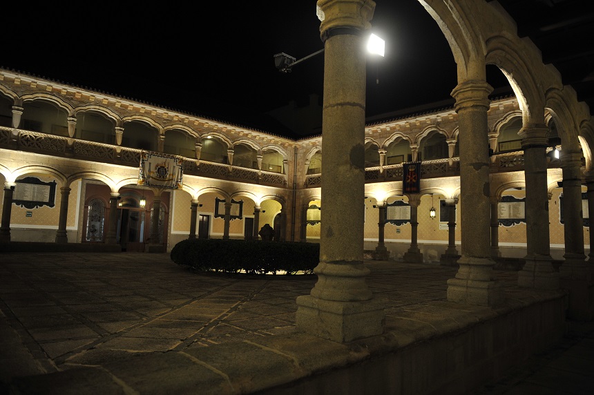 Patio de Orden iluminado por la noche