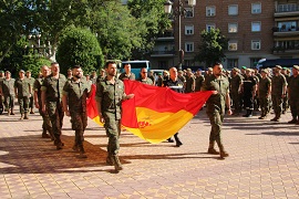 8 Suboficiales portan la Bandera hasta el mástil