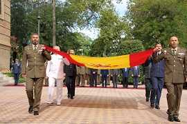 Portando la Bandera hasta el mástil.