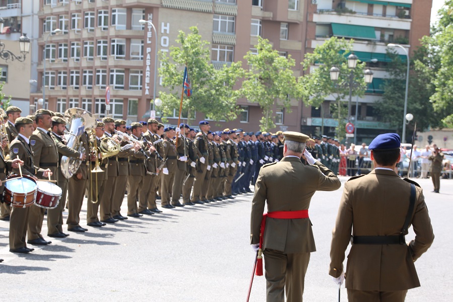 El TG jefe de la Fuerza Terrestre pasando revista a la formación.