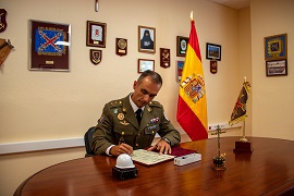 Firma de la Cédula de Toma de Posesión por el Teniente Coronel Pérez Cortés