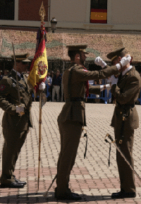 Relevo de portaestandarte entre los número 1 de quinto y cuarto curso