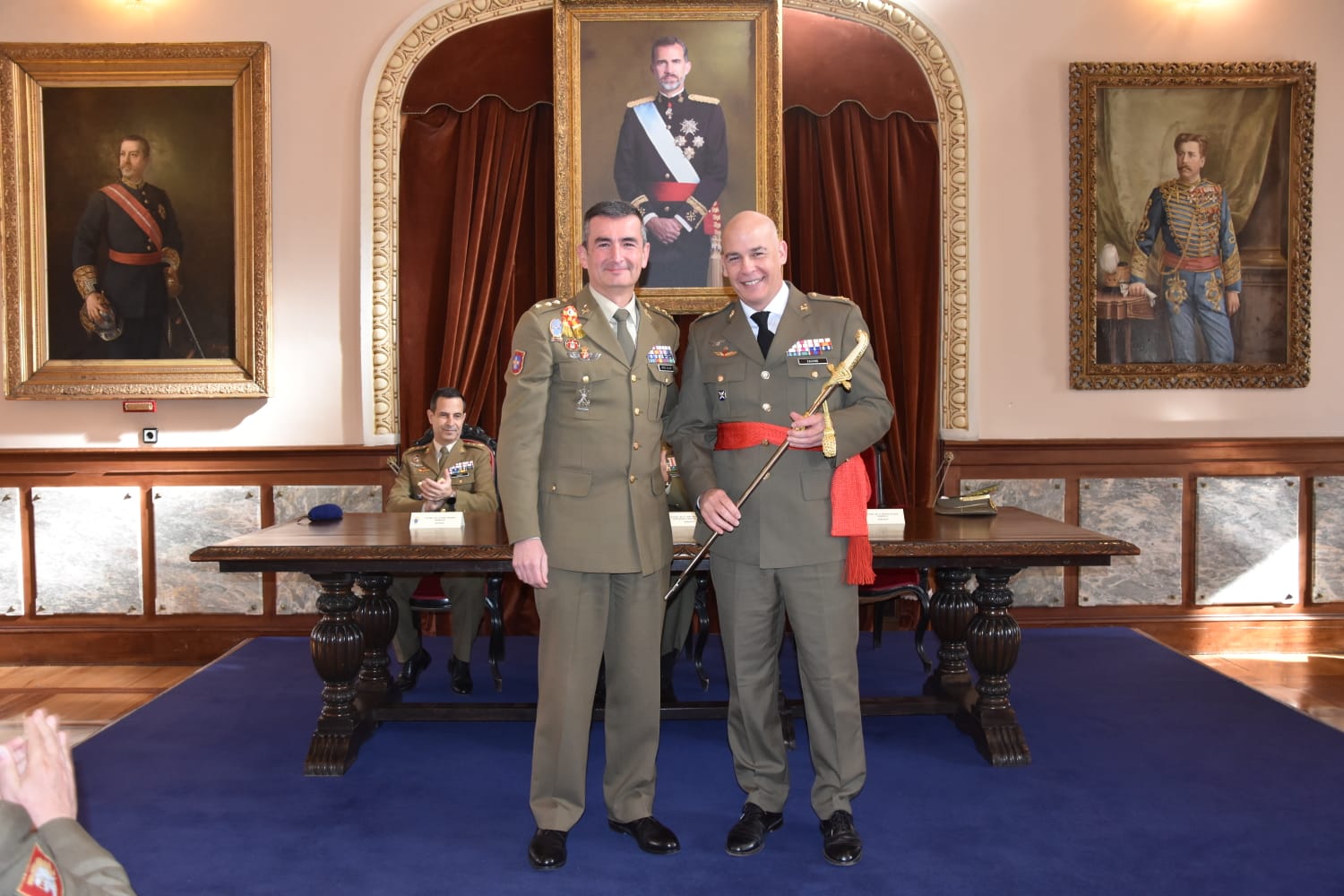 El coronel López Villar entrega el sable de oficial general