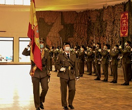 Enseña Nacional escoltada por dos oficiales