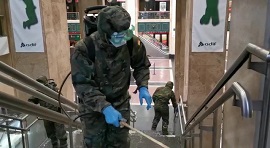 Personal desinfectando escaleras abando