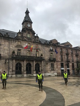 Patrulla cerca al ayuntamiento de Torrelavega