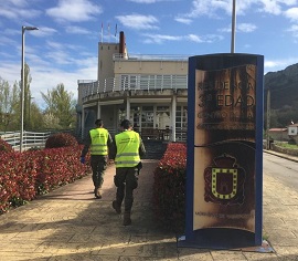 Un grupo de militares inicia un reconocimiento antes del inicio de la desinfección