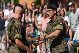 Entrega de diploma por su ejemplar comportamiento