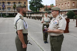 entrega premio al alumno con  mejores calificaciones