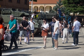 Visitantes recorriendo exposición estática